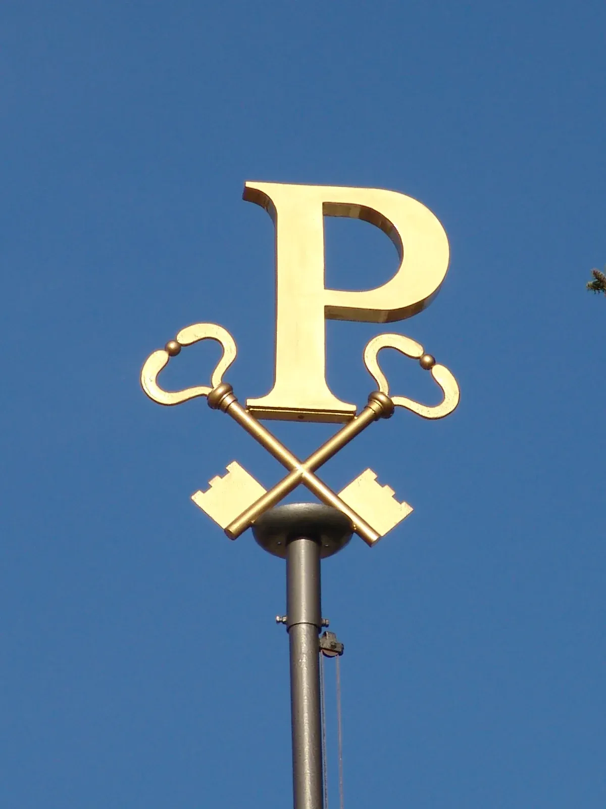 The weathervane of Pétrus in Pomerol, seen on a Bordeaux wine day tour